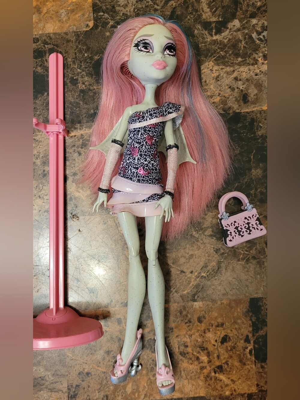 G1 Monster High Rochelle Goyle Ghouls Night Out With Wings & MH stand - Picture 1 of 9